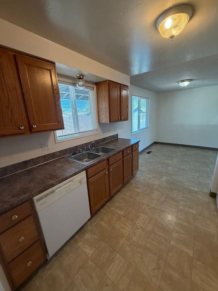 2523 Pine Ln Se - Photo 3 of 23