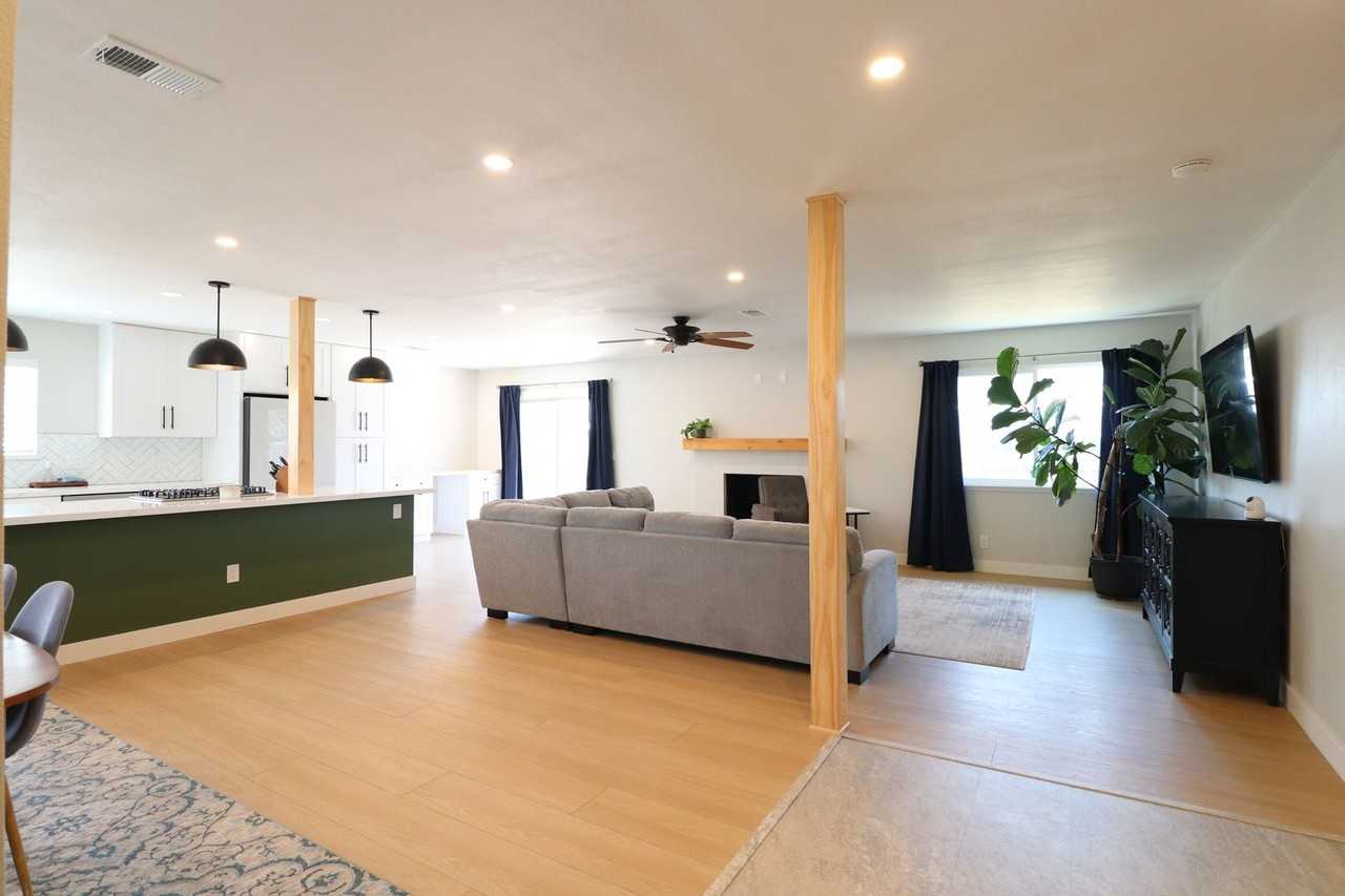 586 Poppy Ln - Photo 3 of 26