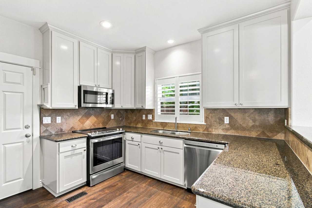 136 Creekside Village Dr - Photo 3 of 21
