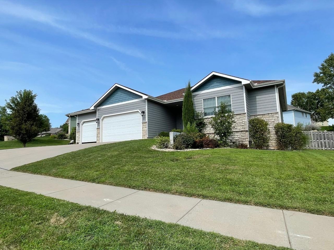 825 Locharno Dr - Photo 2 of 34