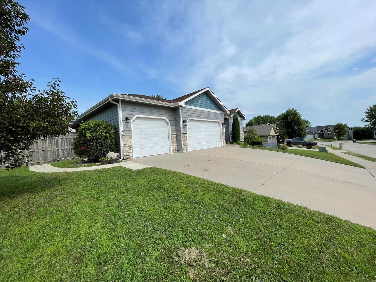 825 Locharno Dr - Photo 3 of 34