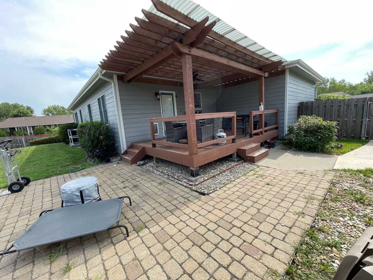825 Locharno Dr - Photo 4 of 34