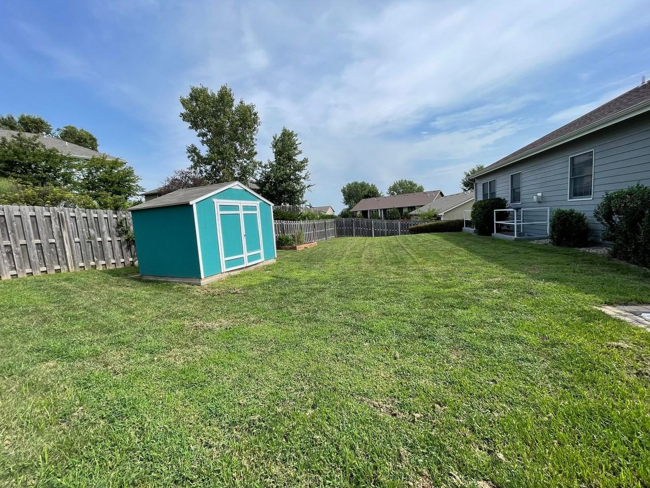 825 Locharno Dr - Photo 5 of 34
