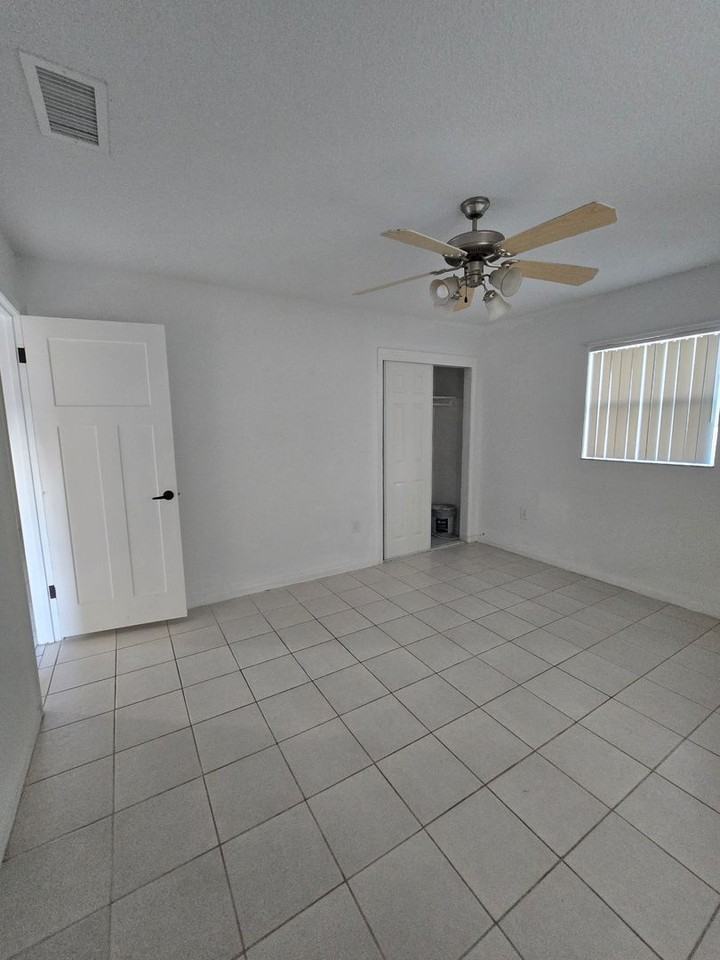 706 N Maryland Ave - Photo 2 of 15