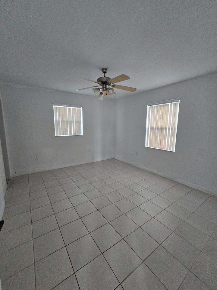 706 N Maryland Ave - Photo 3 of 15