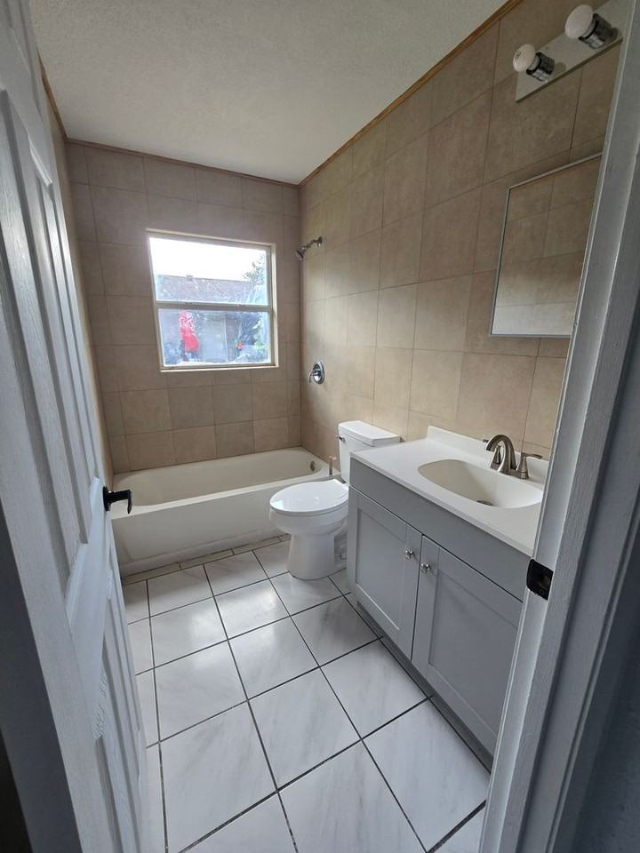 706 N Maryland Ave - Photo 4 of 15