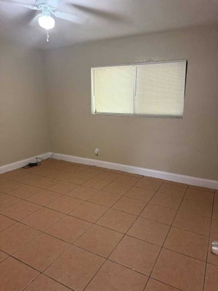 1200 Nw 7th Ter - Photo 7 of 11
