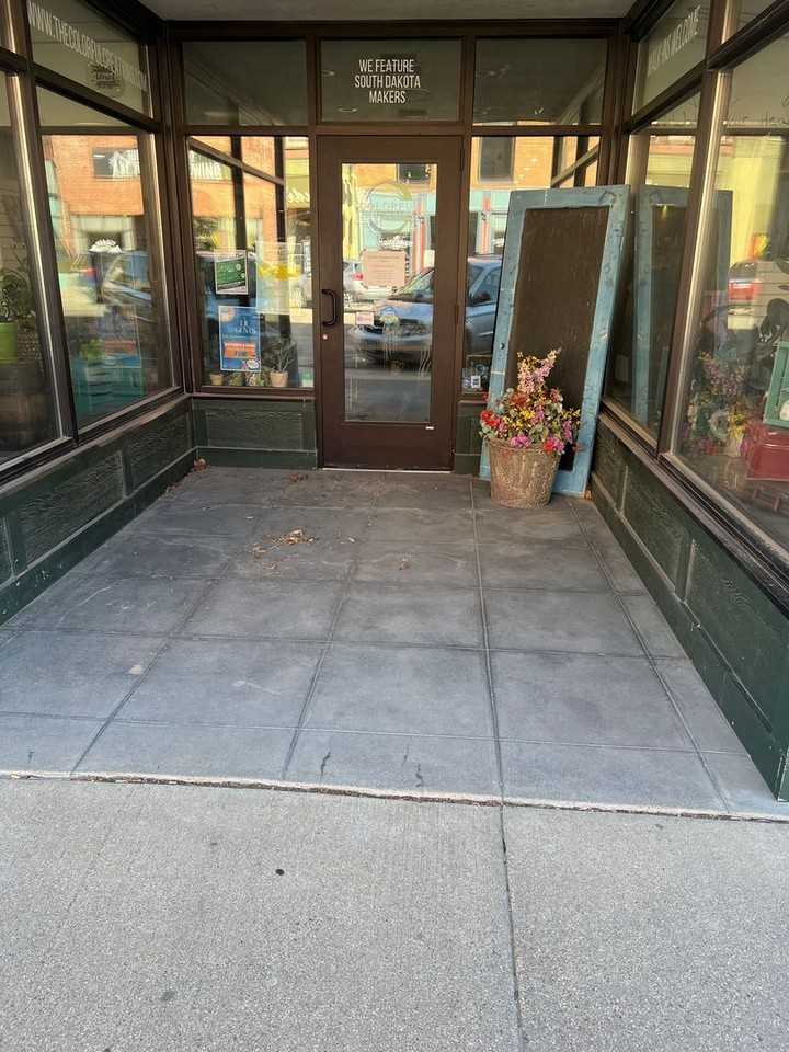 207 S Main St - Photo 4 of 17