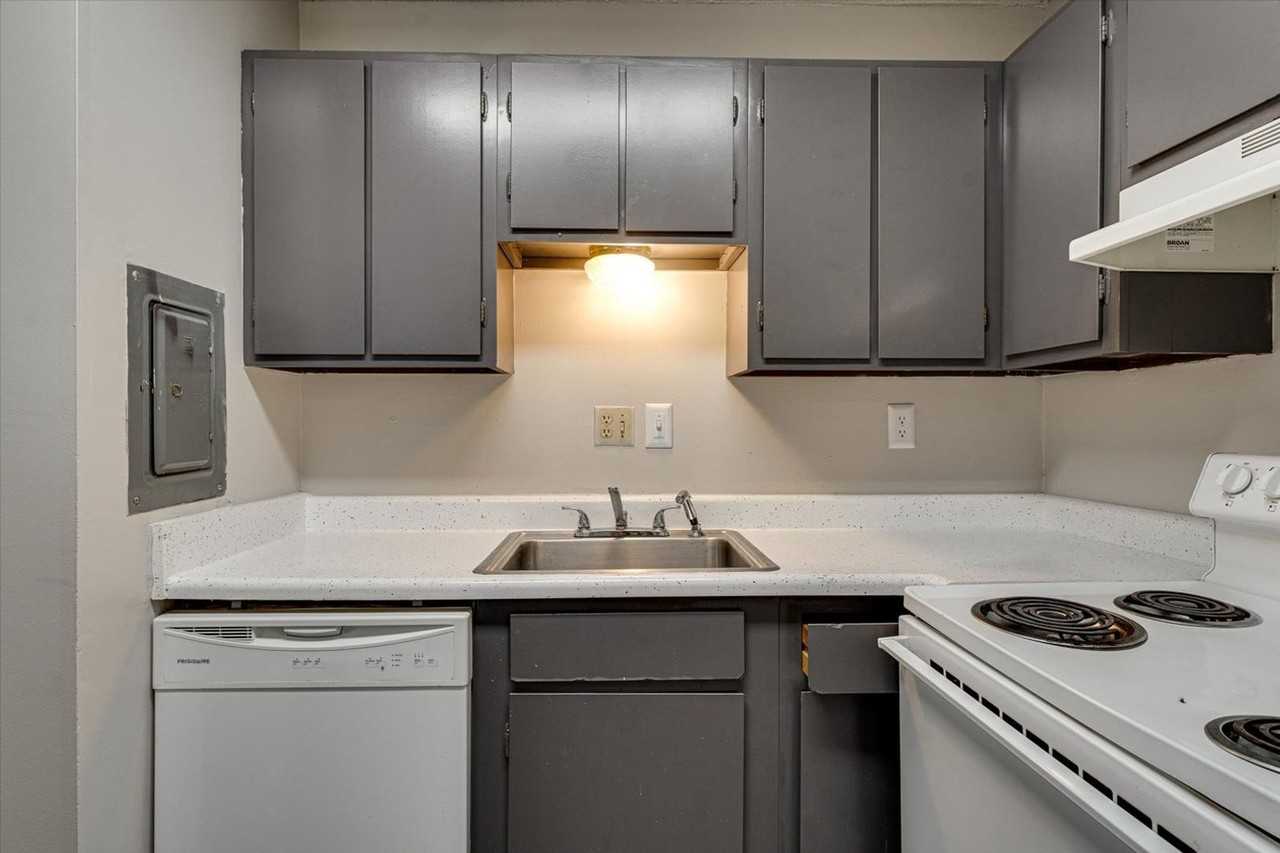 East Ridge Flats - Photo 2 of 39