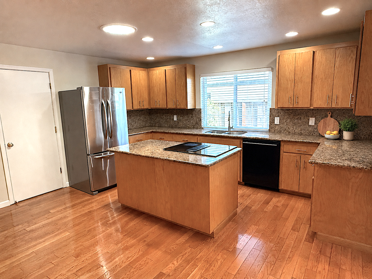 786 Eden Ave - Photo 5 of 16