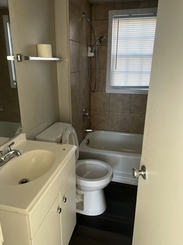 401 W 22nd St - Photo 3 of 8