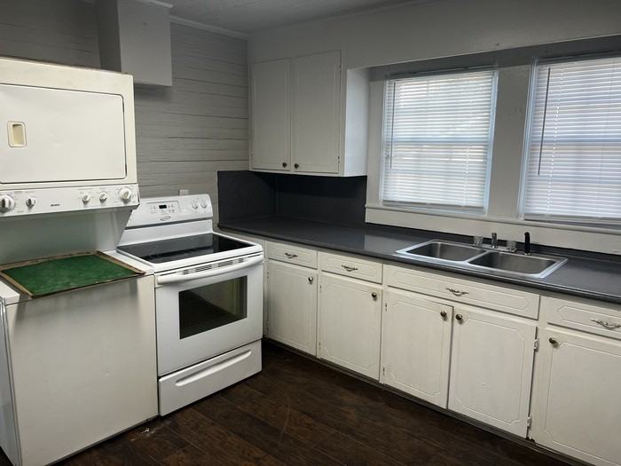 401 W 22nd St - Photo 4 of 8
