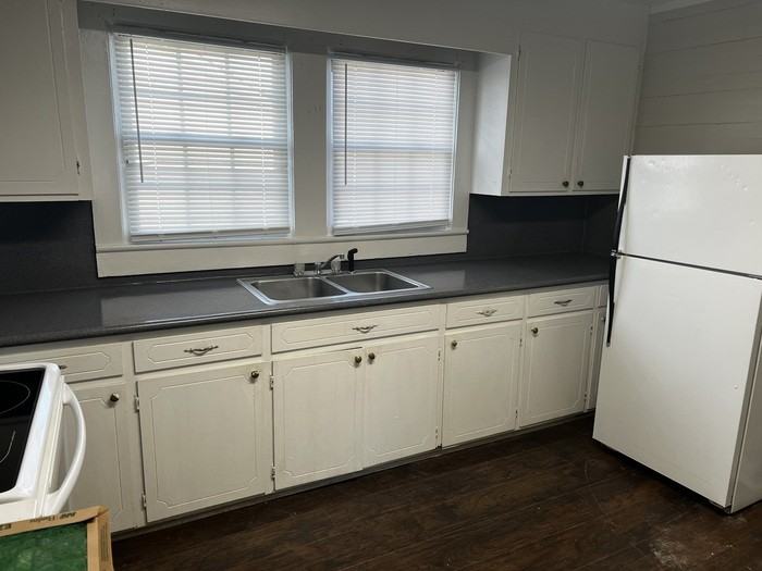 401 W 22nd St - Photo 5 of 8