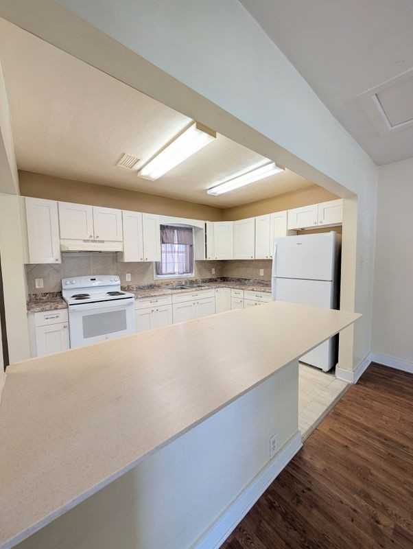 1200 W Kaley Ave - Photo 4 of 11
