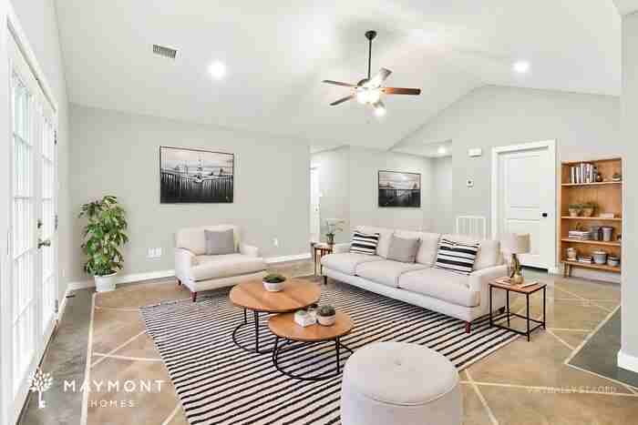 227 Iris St - Photo 5 of 15