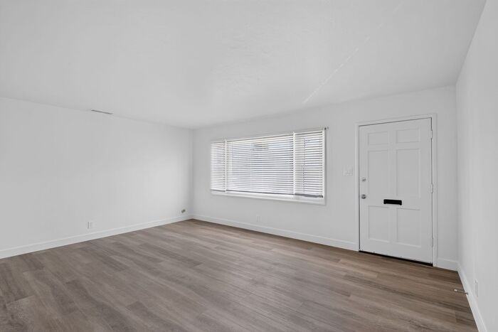421 Webster St - Photo 5 of 27