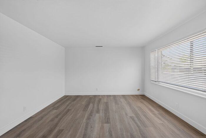 421 Webster St - Photo 7 of 27