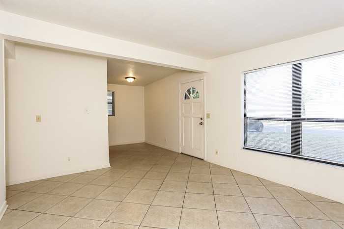 1004 Maynard St - Photo 3 of 14