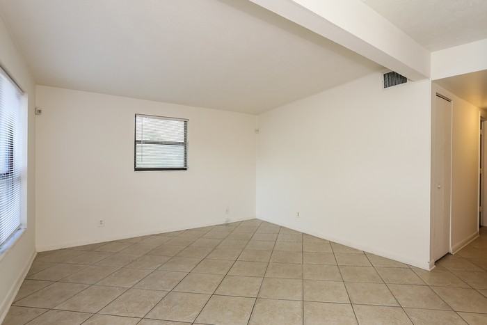 1004 Maynard St - Photo 4 of 14