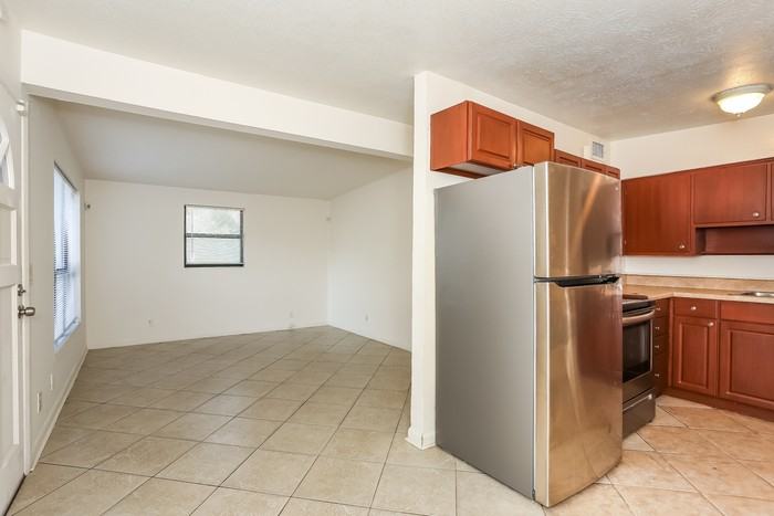 1004 Maynard St - Photo 5 of 14
