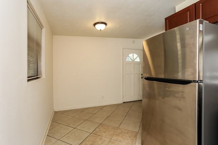 1004 Maynard St - Photo 7 of 14