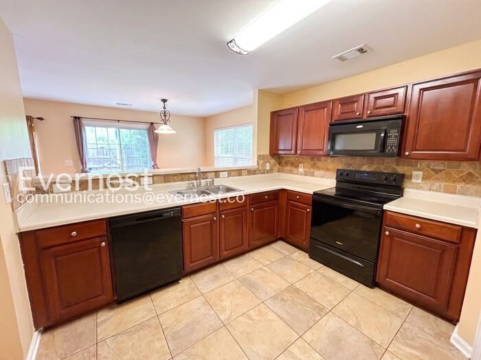 2395 Mayfair Dr - Photo 5 of 18