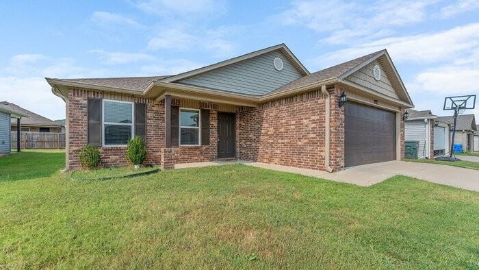 992 E Starling St - Photo 2 of 18