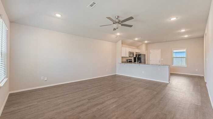 992 E Starling St - Photo 4 of 18