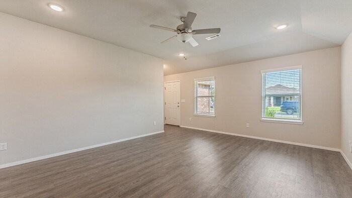 992 E Starling St - Photo 5 of 18