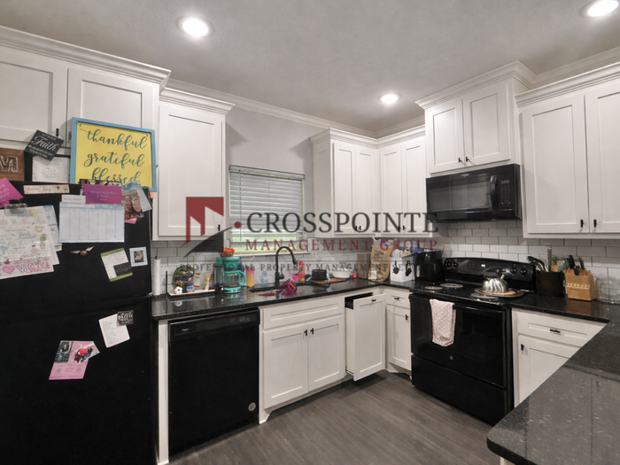 429 W Vance St - Photo 4 of 11