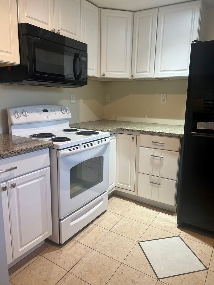 2233 Summit St - Photo 2 of 11