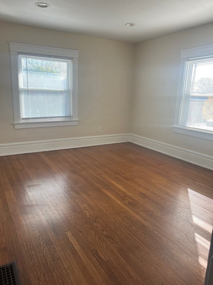 2233 Summit St - Photo 4 of 11