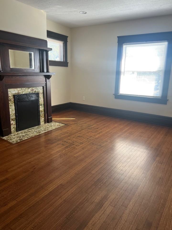 2233 Summit St - Photo 5 of 11