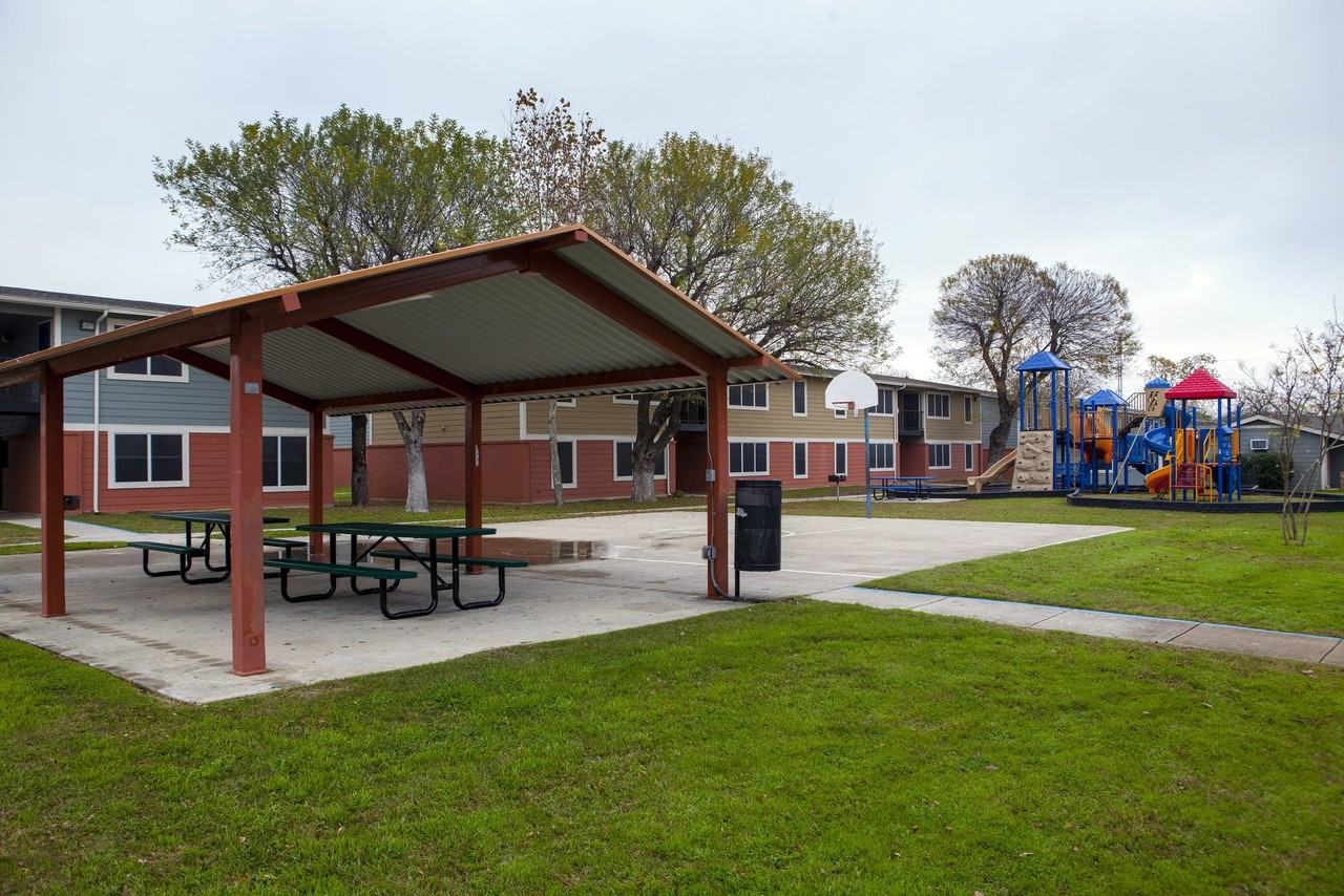 5635 W Cesar E Chavez Blvd - Photo 7 of 10