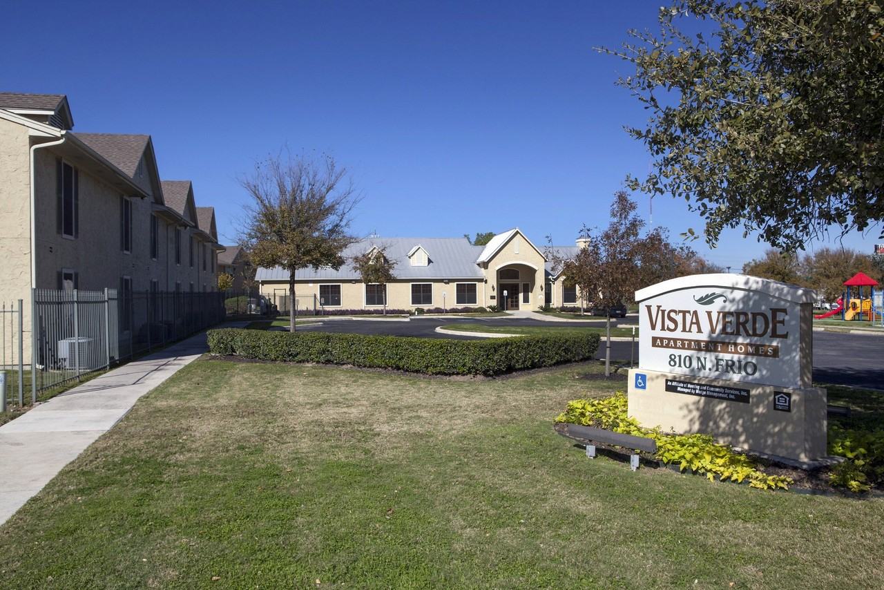 910 N Frio St - Photo 2 of 14