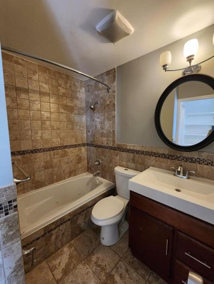 1330 1503 W Oakmont Road Hoffman Estates, Il #NA - Photo 3 of 5