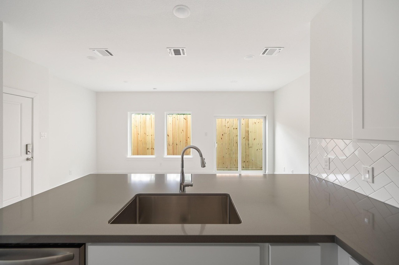 829 Paul Quinn St #829A - Photo 5 of 38