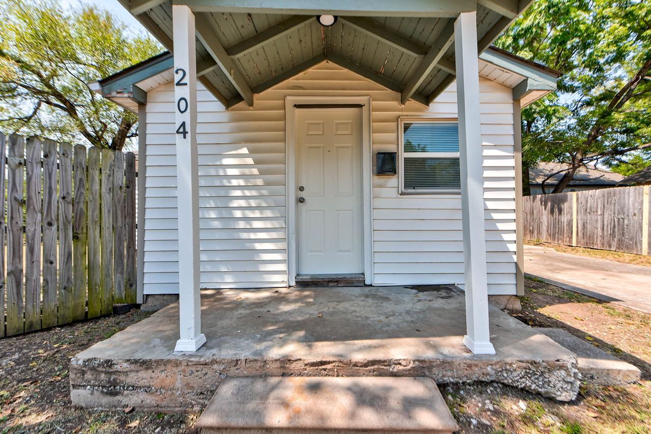 204 S Stewart Ave #1