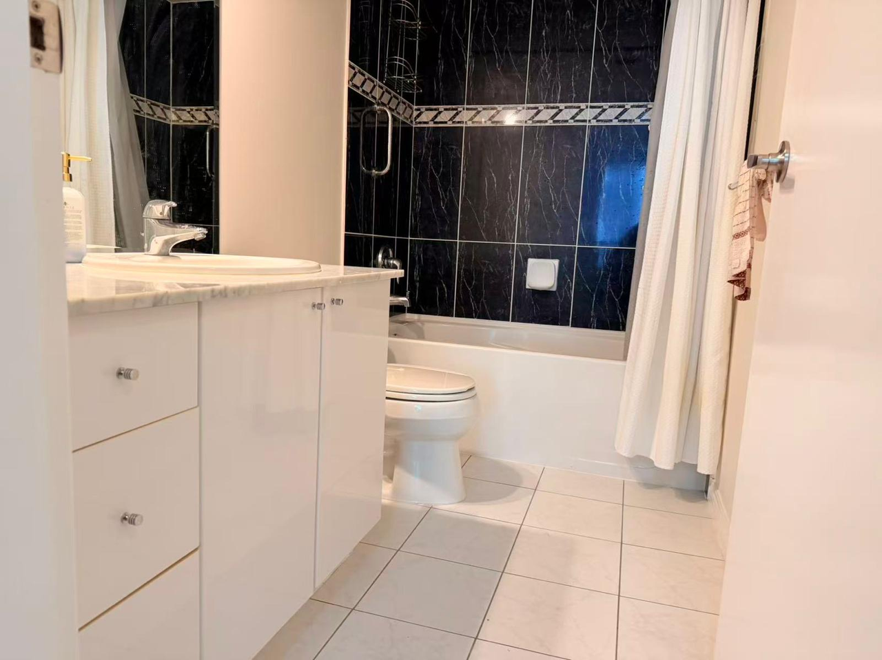 1328 Pender St W - Photo 5 of 15