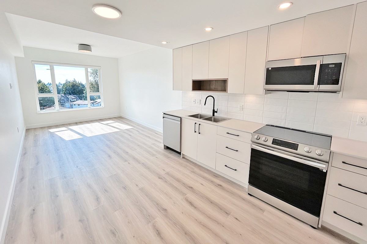3068 Kingsway - Photo 3 of 6
