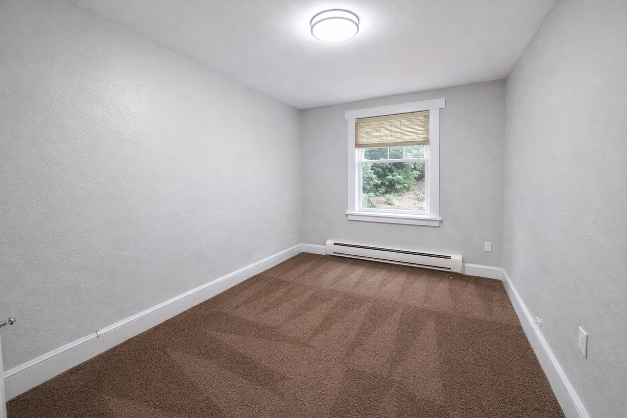 5621 HOBART STREETAPT B-4 #B04 - Photo 4 of 6