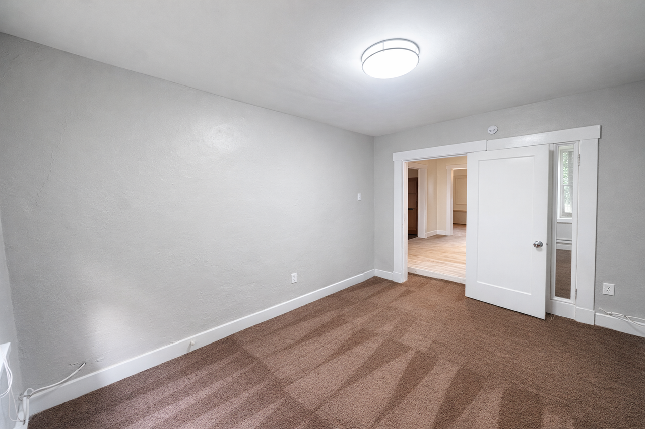 5621 HOBART STREETAPT B-4 #B04 - Photo 5 of 6
