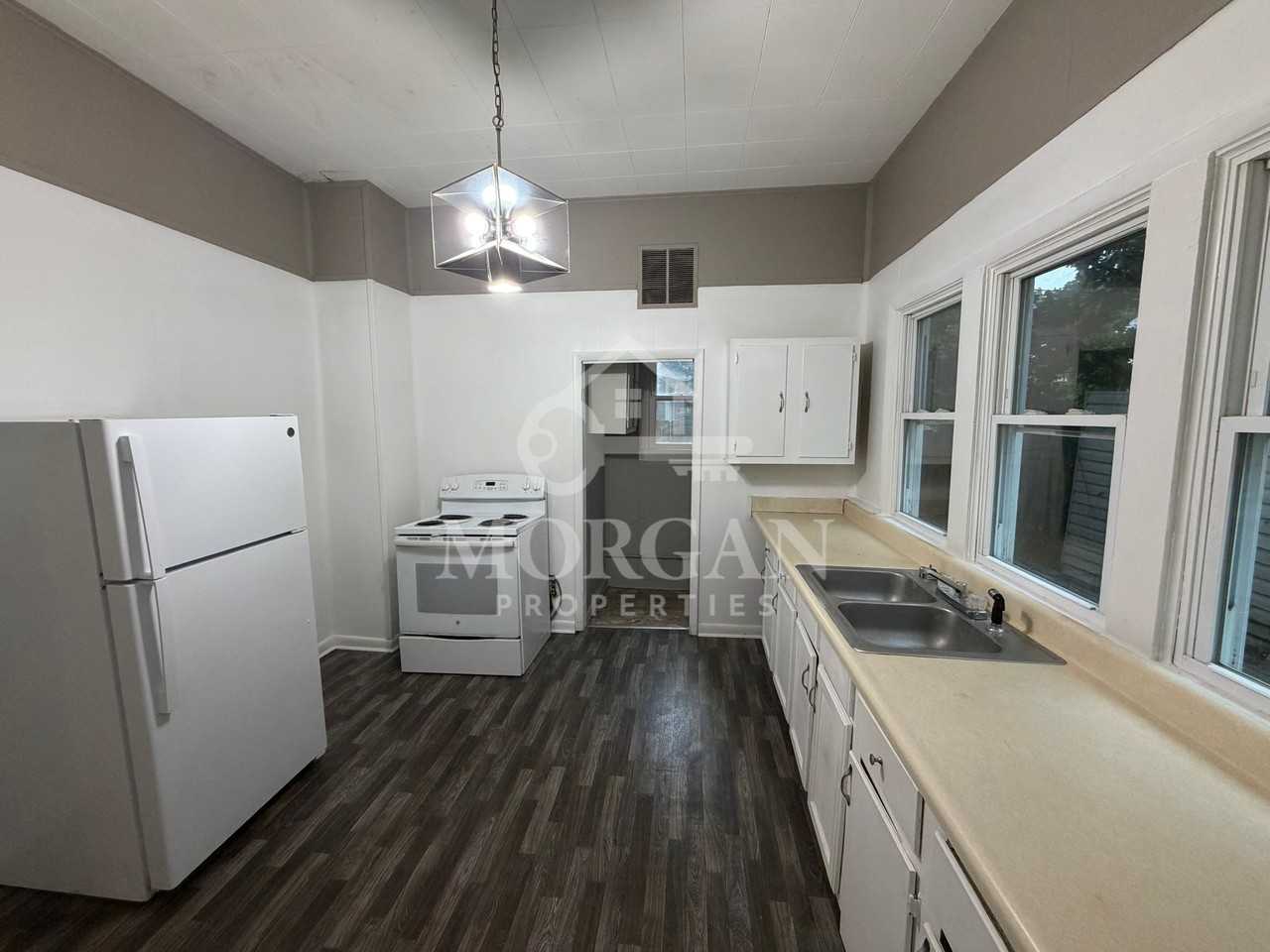 1120 W 4th St - Photo 3 of 6