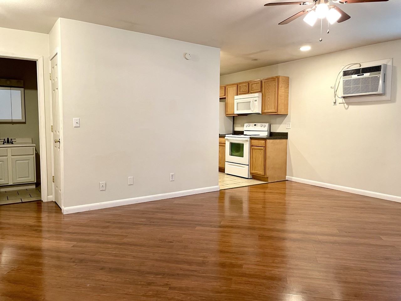 404 E College St #4 - Photo 3 of 11
