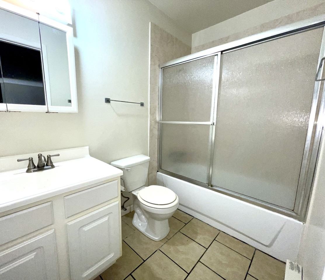 404 E College St #4 - Photo 5 of 11