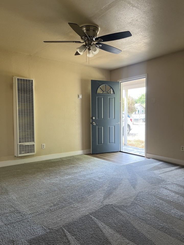 5553 Feather River Blvd - Photo 4 of 12