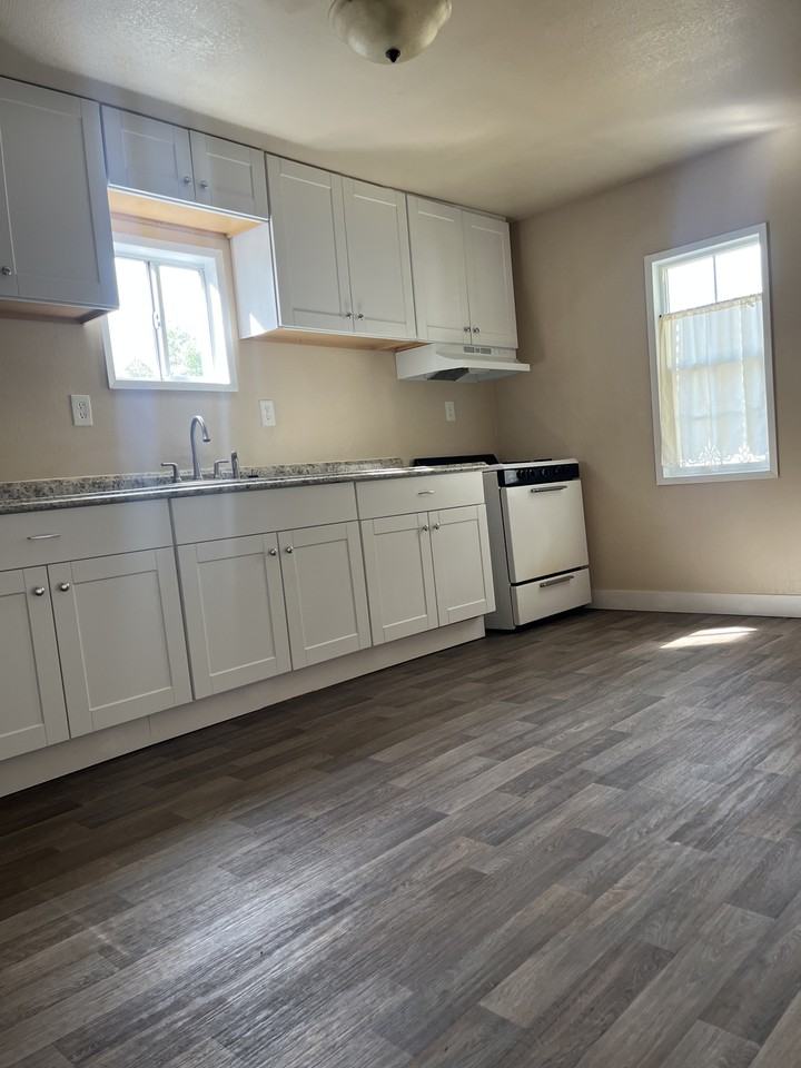 5553 Feather River Blvd - Photo 5 of 12