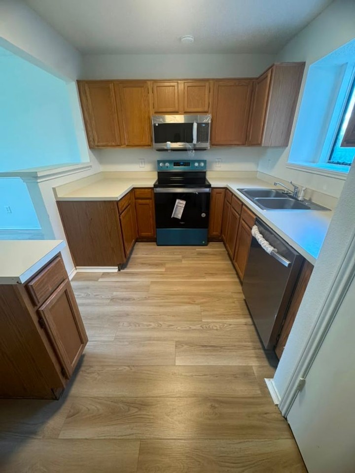 1715 Windmill Ln - Photo 6 of 13