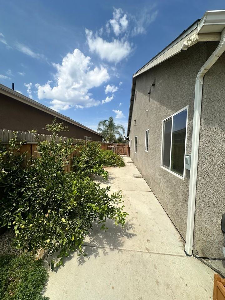 2548 N Kayenta St - Photo 5 of 32