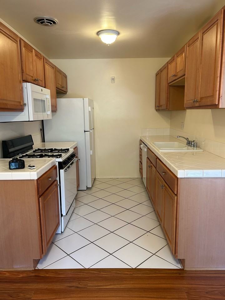 1546 Diamond St #1546 - Photo 3 of 10
